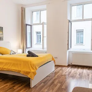 Peaceful 1br Apt. Near Metro Station Langenfeldg. Apartament